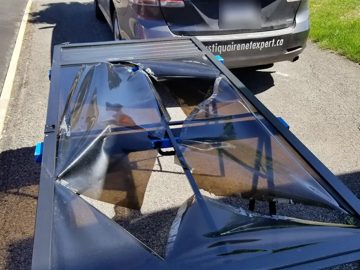 Pellicule MICA de gazébo déchirée avant le remplacement